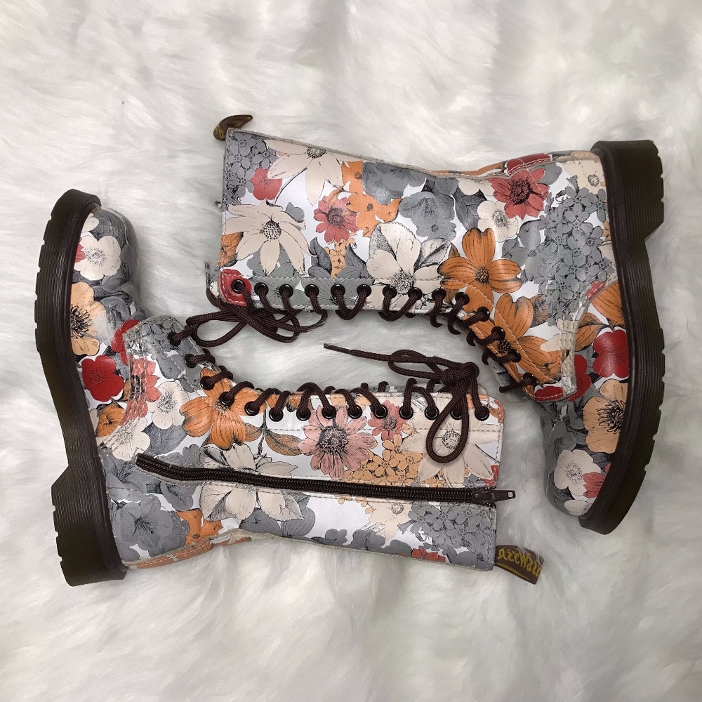 Dr. Martens Womens US 6 Botanic boots